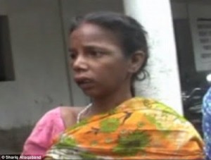 Một phụ nữ Ấn Độ nghiện rượu cắt da đầu của con gái